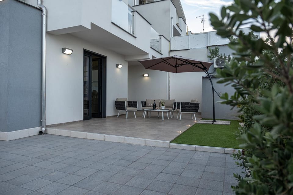 Property building, Patio, Day, Garden, View (from property/room), Balcony/Terrace, Dining area, Garden view, Inner courtyard view