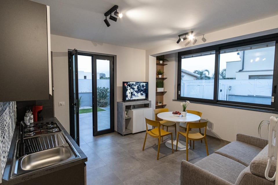 TV and multimedia, Living room, Seating area, Dining area