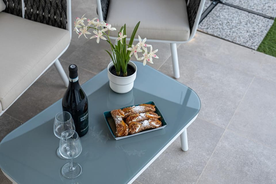 Living room, Food and drinks, Seating area, Dining area, Food, Lunch, Dinner, Drinks, Alcoholic drinks