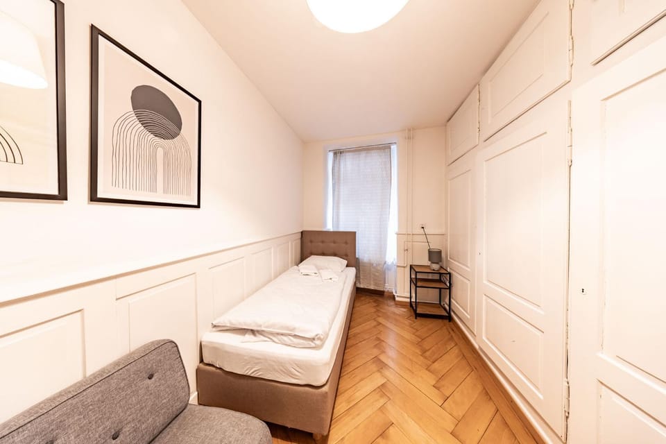 Bed, Photo of the whole room, Seating area, Bedroom