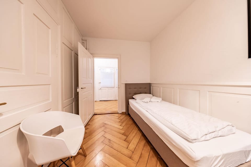 Facade/entrance, Bed, Photo of the whole room, Seating area, Bedroom, towels