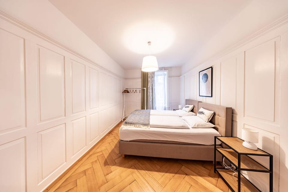 Photo of the whole room, Bedroom, Family, towels