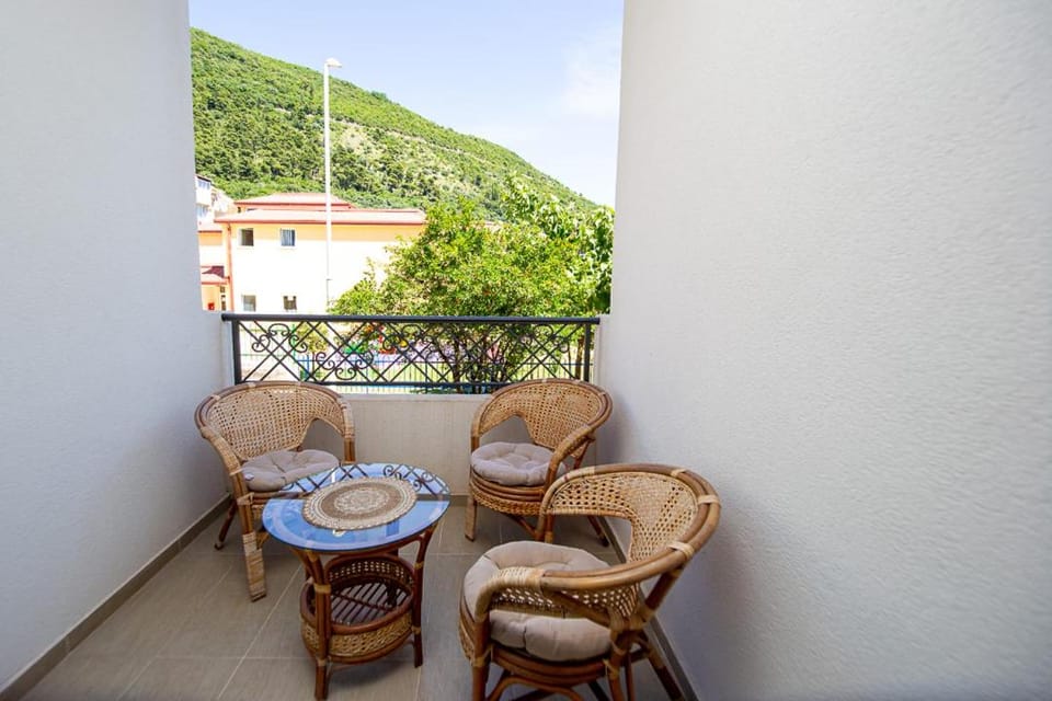 Newly refurnished apartment with large garden Apartment in Budva