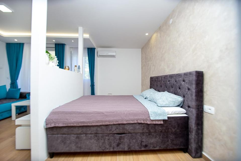 Newly refurnished apartment with large garden Apartment in Budva
