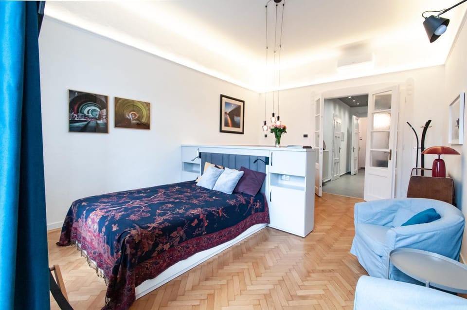 Bed, Living room, Photo of the whole room, Seating area, Bedroom
