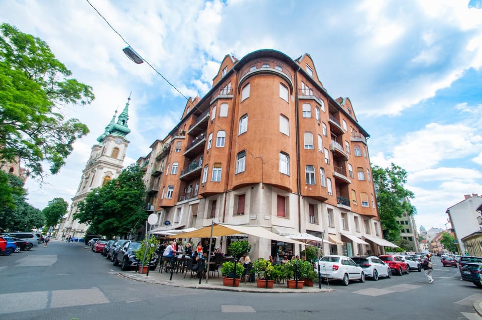 Property building, Neighbourhood, City view, Street view, Location, Parking