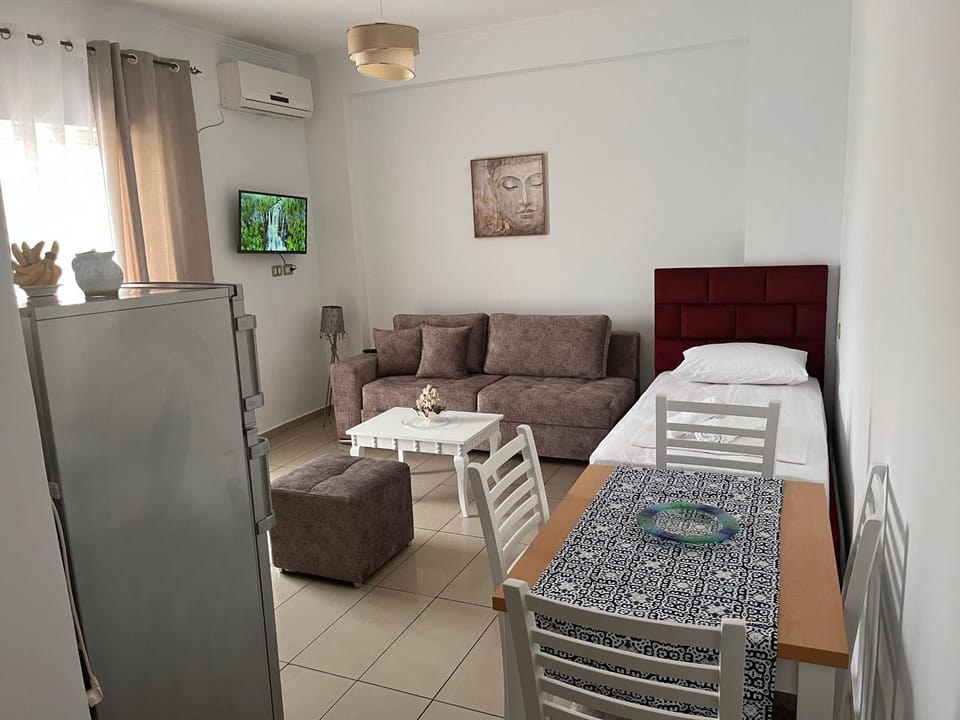 Bed, TV and multimedia, Kitchen or kitchenette, Living room, Seating area, Dining area, oven, air conditioner