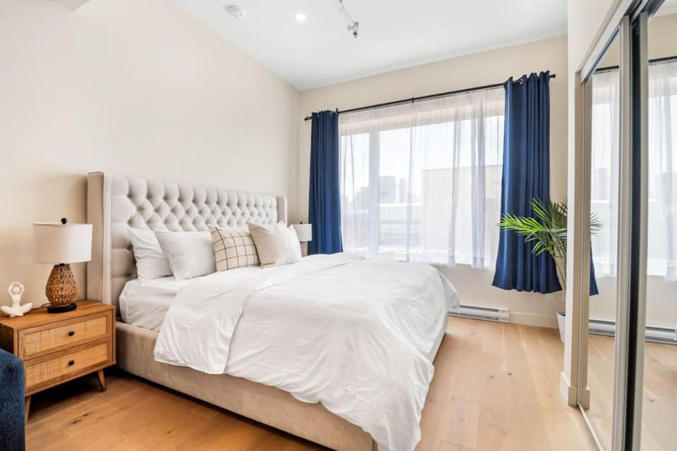 Central King Studio Apartment in Laval