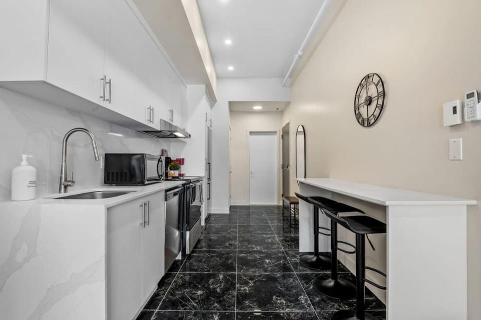 Central King Studio Apartment in Laval