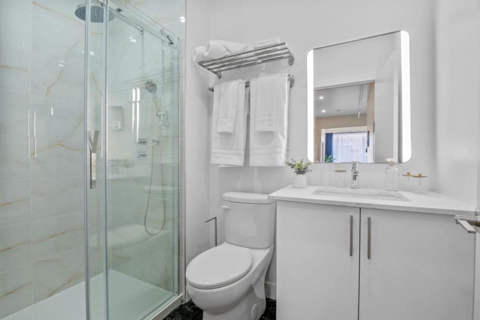 DownTown King Suite Apartment in Laval