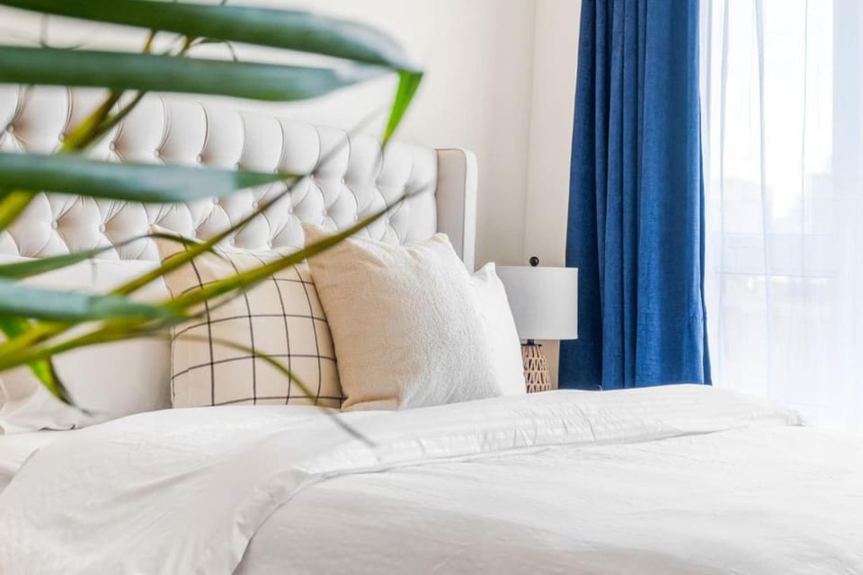 DownTown King Suite Apartment in Laval