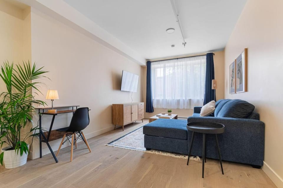 Double King Luxury 2BR Condo Apartment in Laval