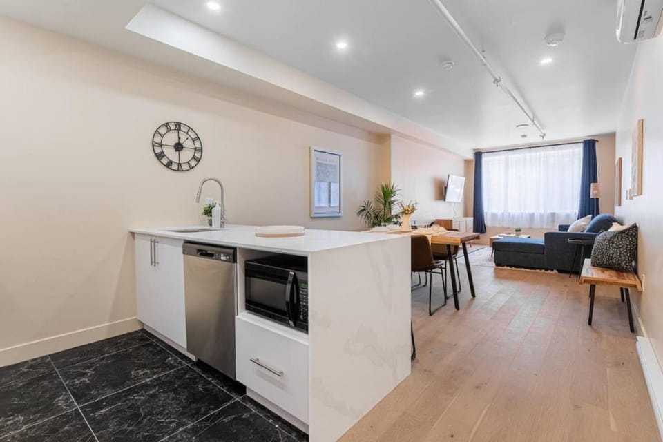 Double King Luxury 2BR Condo Apartment in Laval