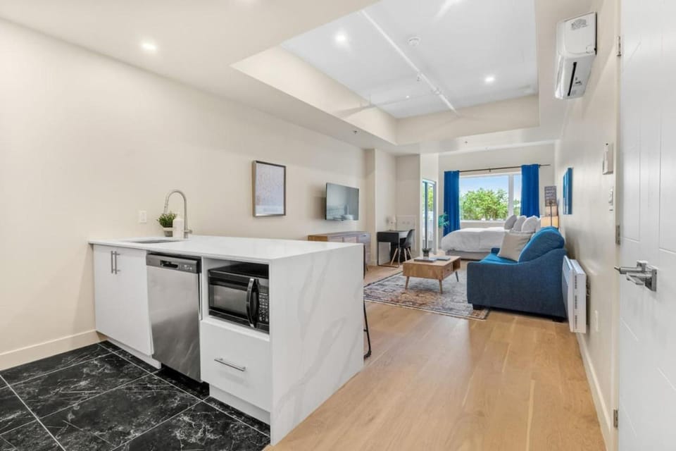 City Center King Suite Apartment in Laval