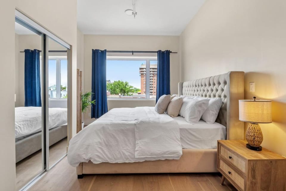 City Center King Suite Apartment in Laval