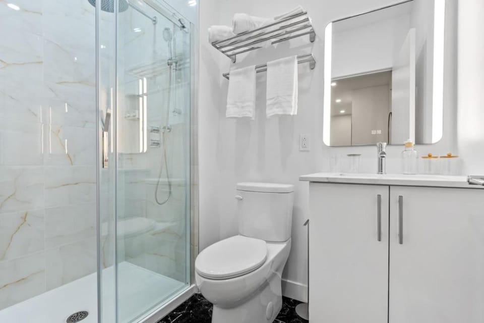 DownTown King Loft Apartment in Laval