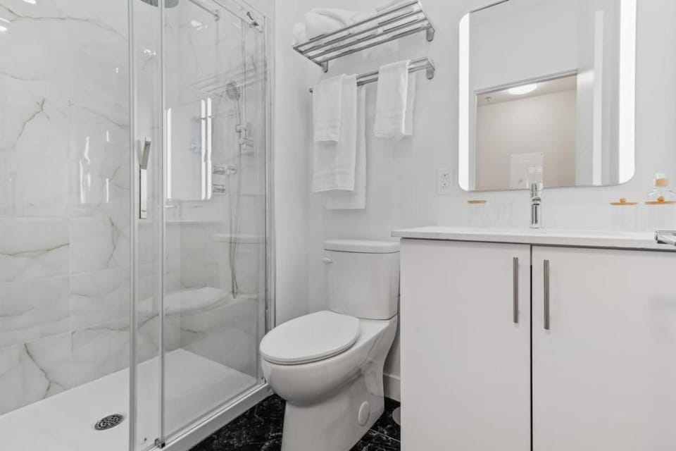 Stylish 2BR Retreat Apartment in Laval