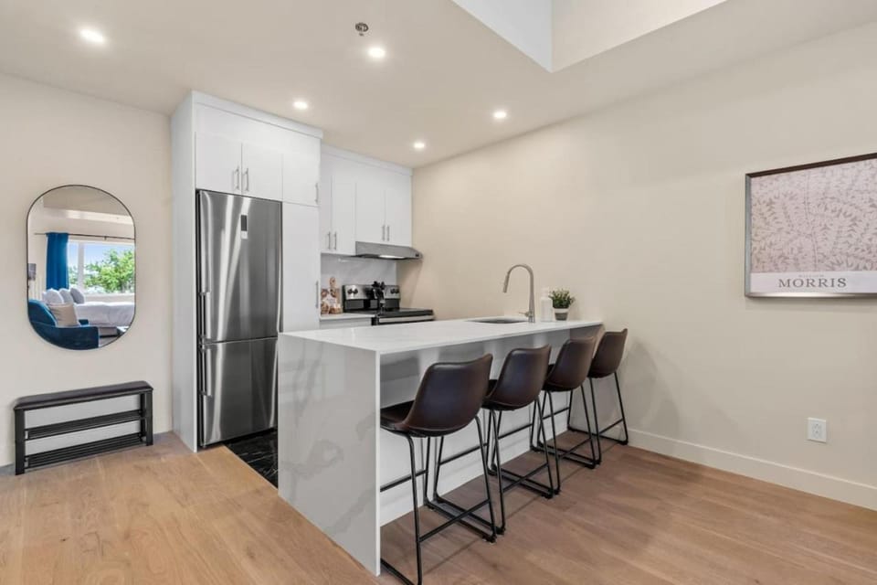 Luxe DownTown King Suite Apartment in Laval