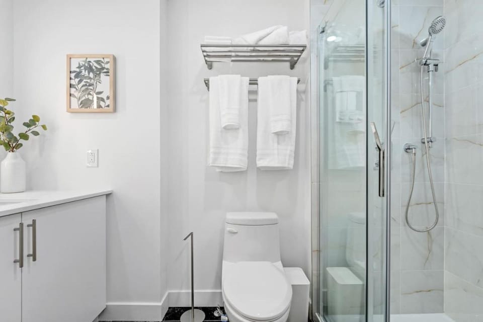 Luxurious King Suite with Balcony Apartment in Laval
