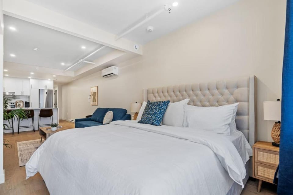 Luxurious King Suite with Balcony Apartment in Laval