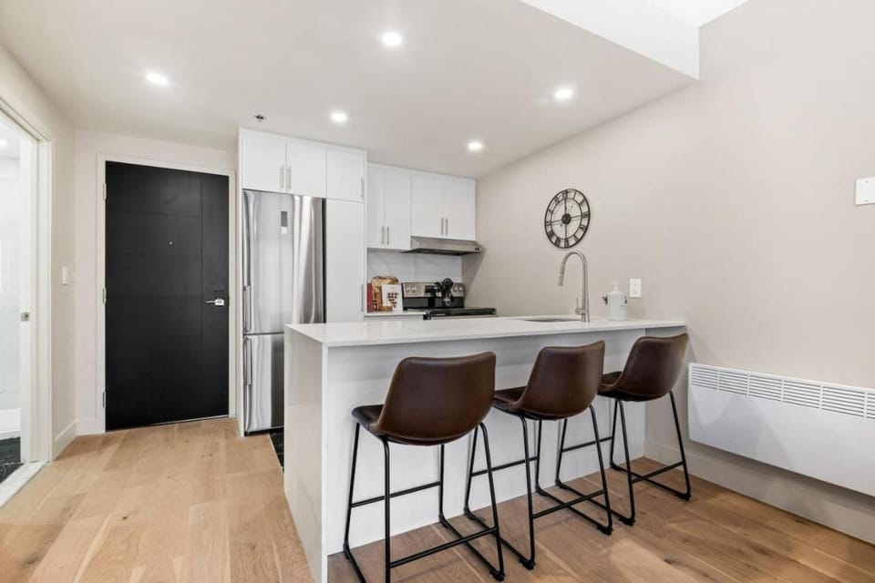 DownTown Studio with Balcony Apartment in Laval