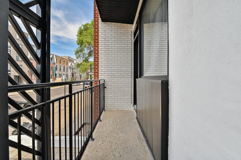 DownTown King Suite with Balcony Apartment in Laval