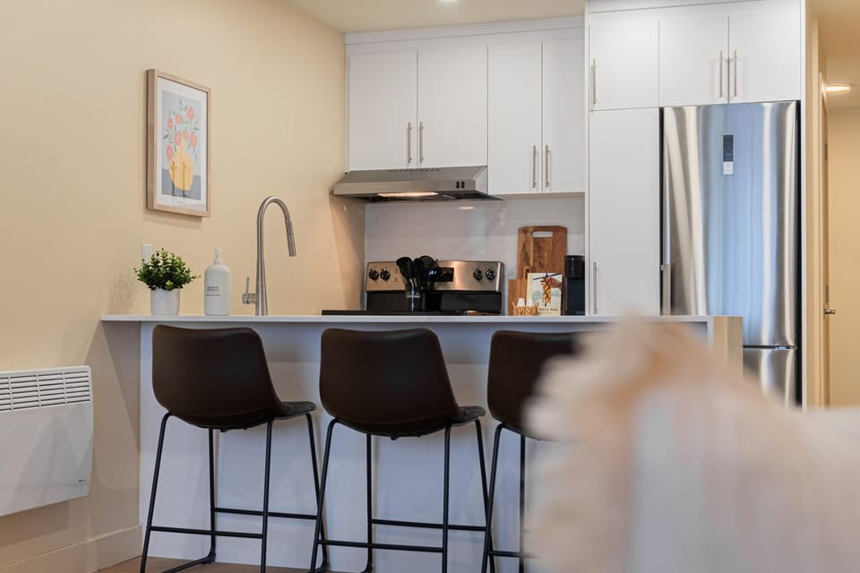 DownTown King Suite with Balcony Apartment in Laval