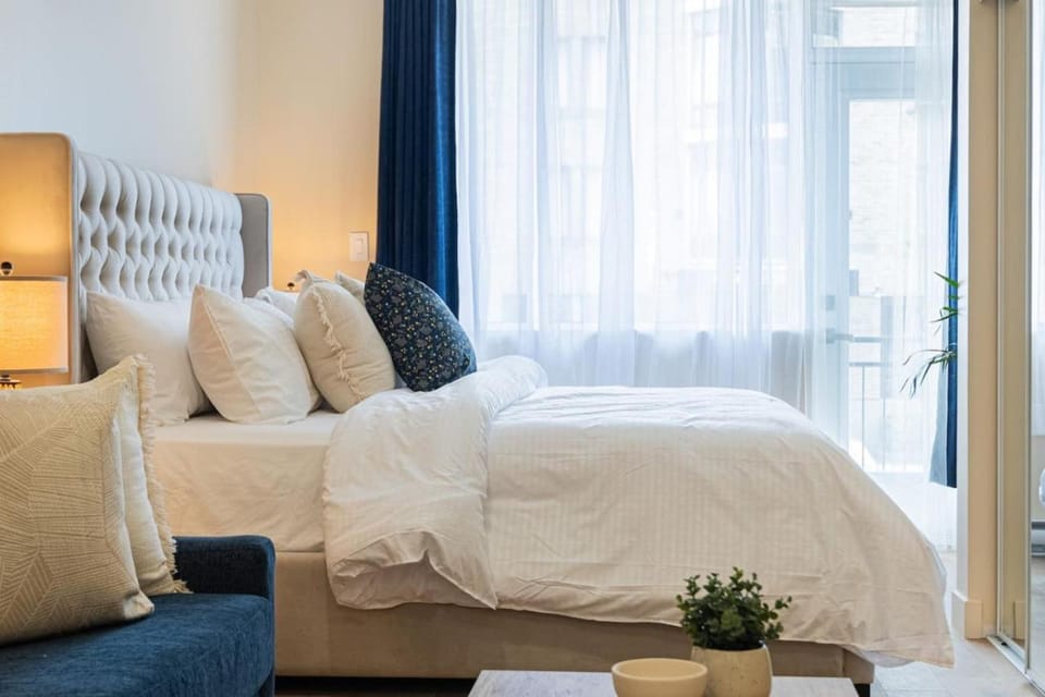 DownTown King Suite with Balcony Apartment in Laval