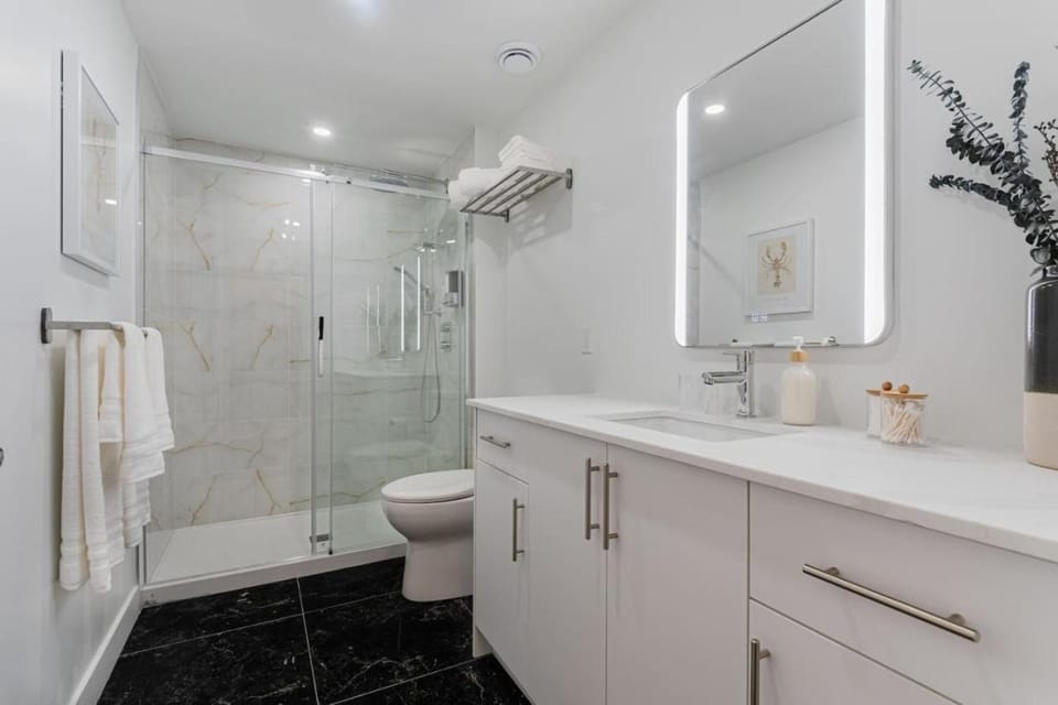 2BR Downtown Suite with Balcony Apartment in Laval