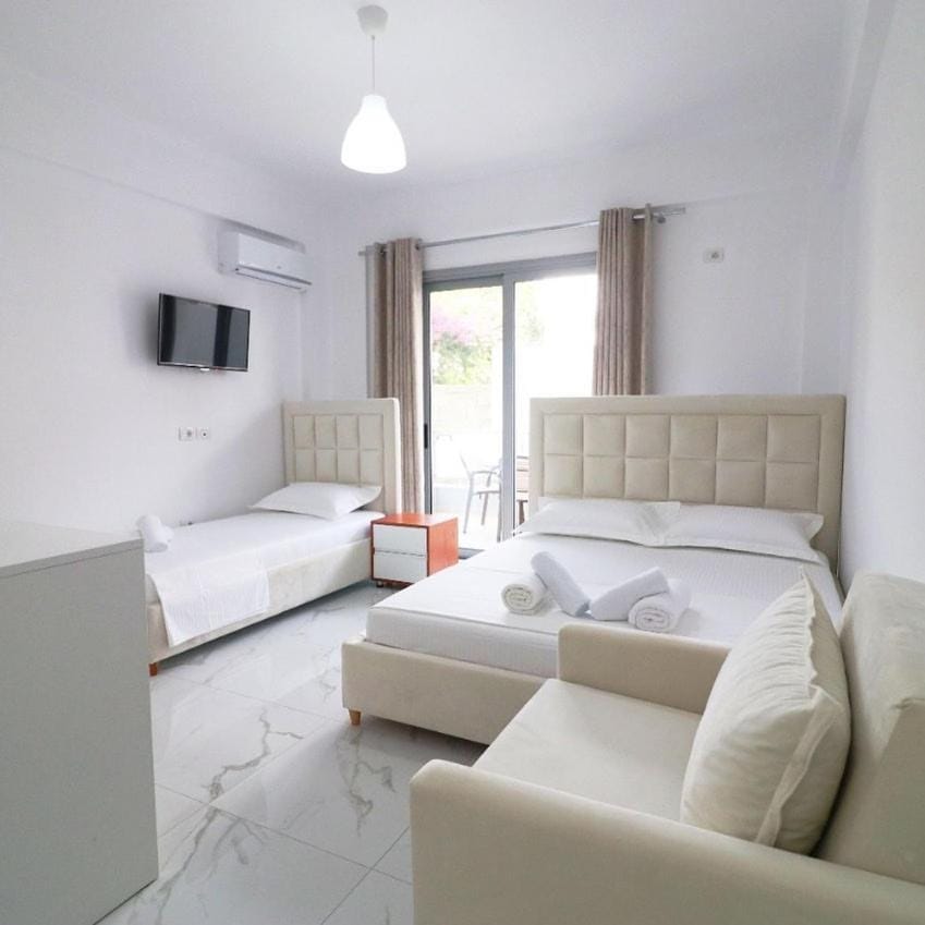 Bed, TV and multimedia, Photo of the whole room, Bedroom