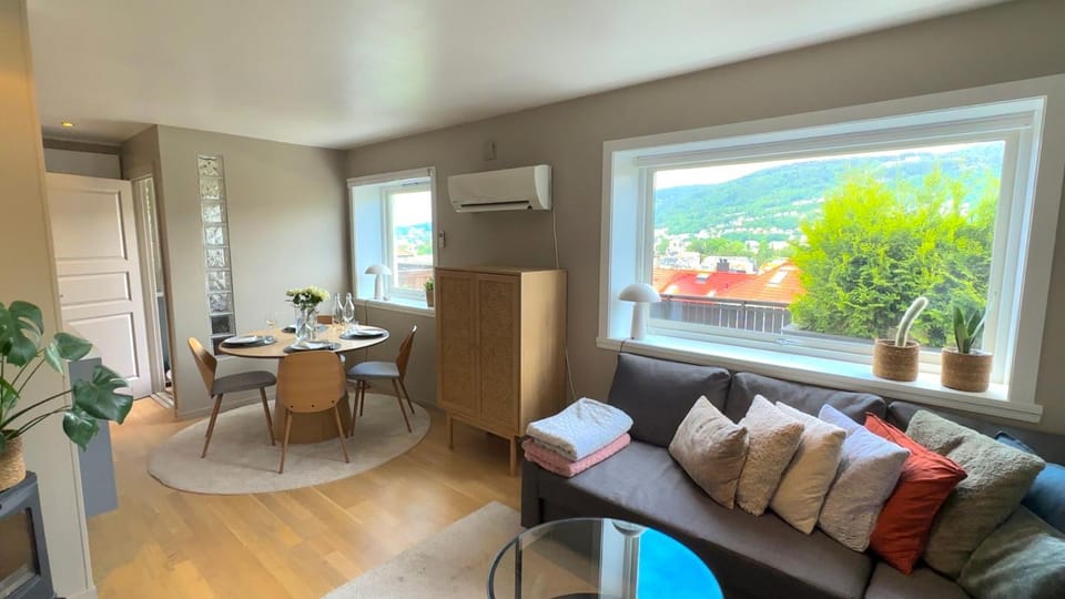 Natural landscape, TV and multimedia, View (from property/room), Balcony/Terrace, Living room, Seating area, Dining area, Mountain view, air conditioner