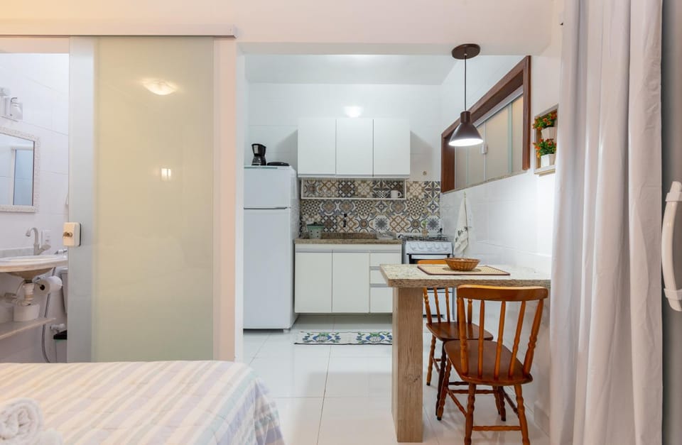 Bed, Kitchen or kitchenette, Photo of the whole room, Dining area, minibar, oven, stove
