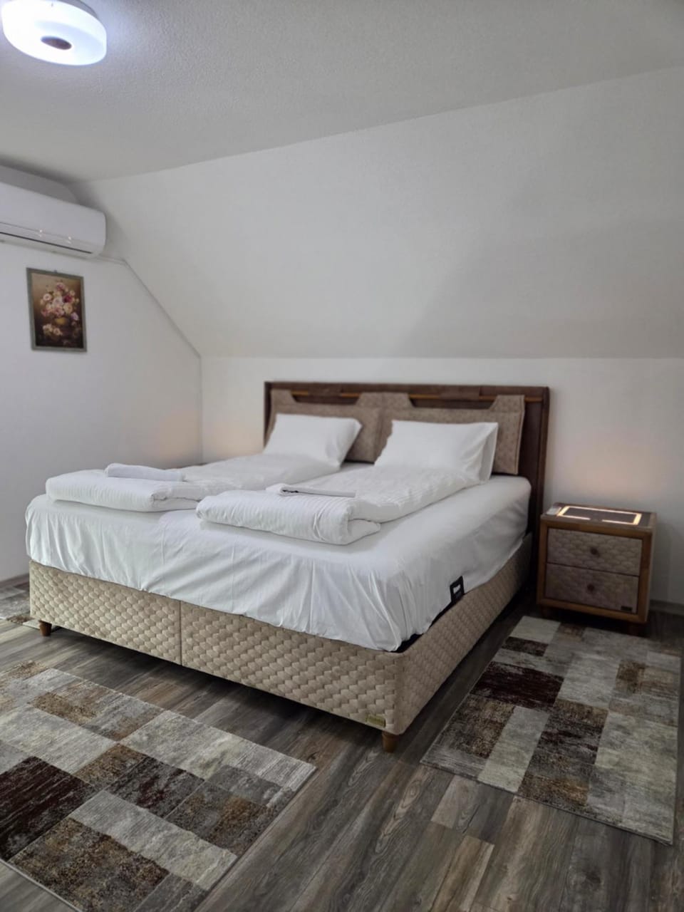 Bed, Photo of the whole room, Bedroom, air conditioner