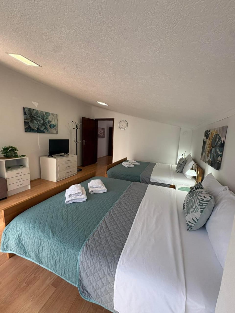 Bed, Seating area, Bedroom, wardrobe