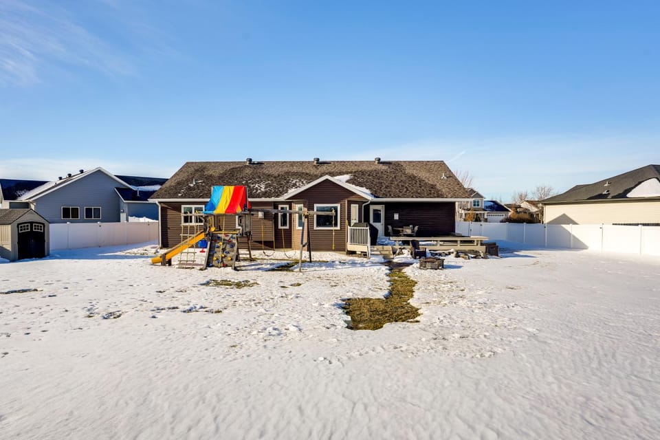 Hot Tub & Fenced Yard: Spacious Fargo Home! House in Fargo