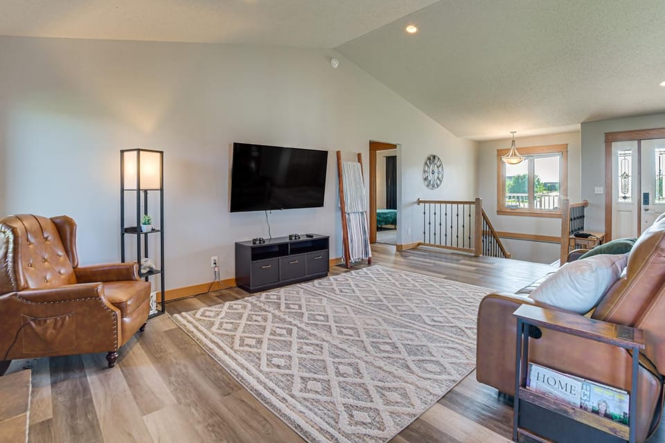 Hot Tub & Fenced Yard: Spacious Fargo Home! House in Fargo