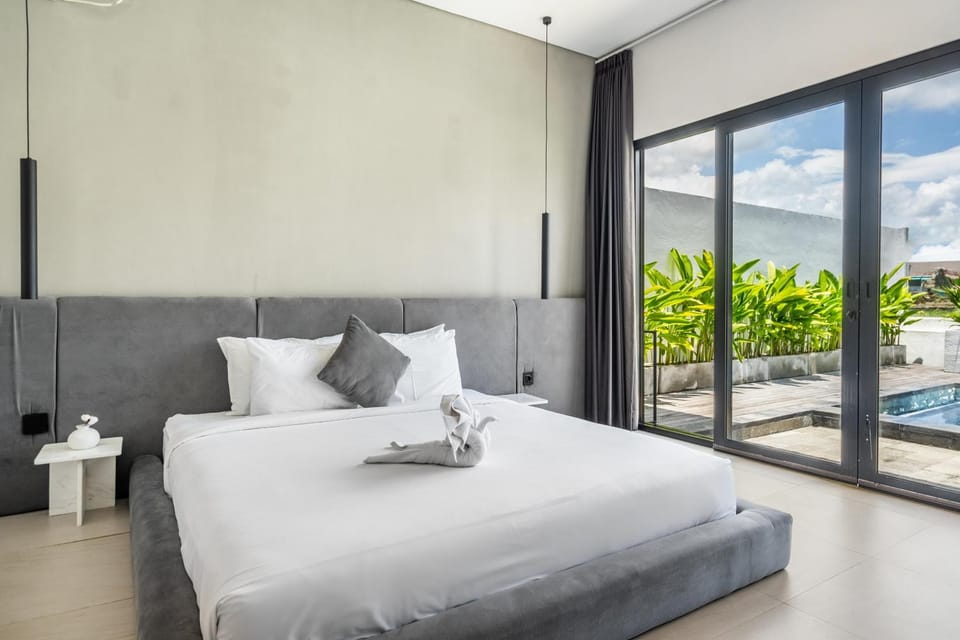 Bed, Bedroom, towels