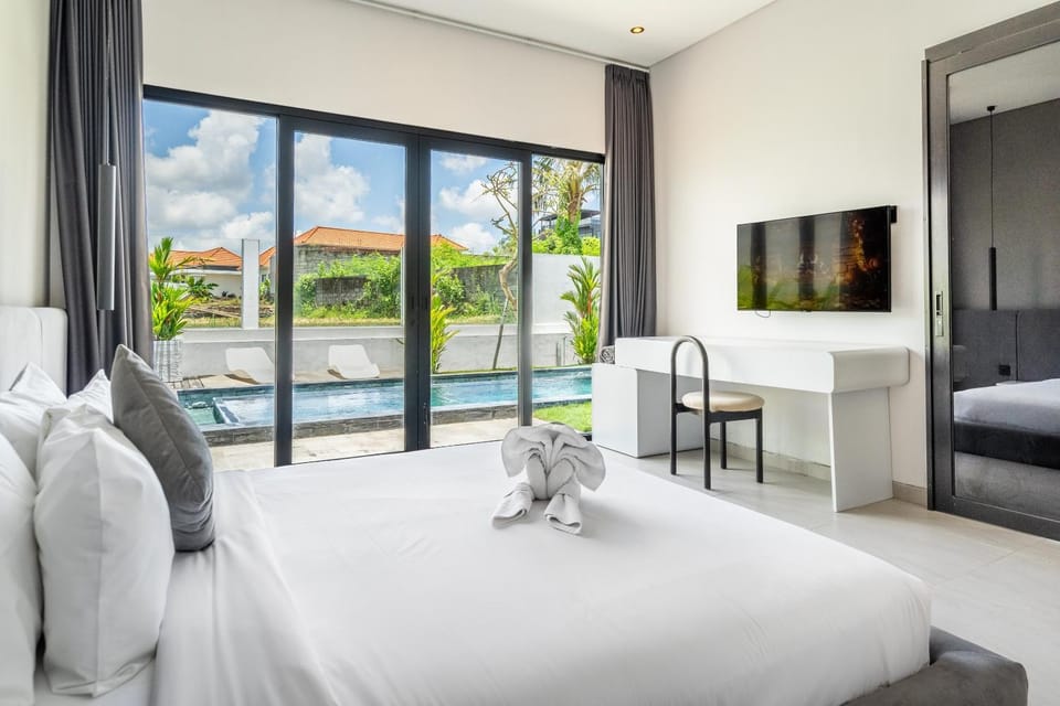 Bed, Balcony/Terrace, Seating area, Bedroom, Pool view, Swimming pool, Family, towels