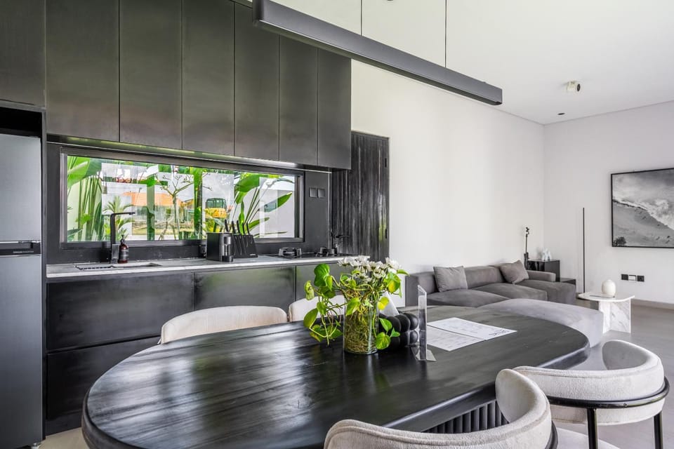 Coffee/tea facilities, Kitchen or kitchenette, Living room, Seating area, Dining area, stove
