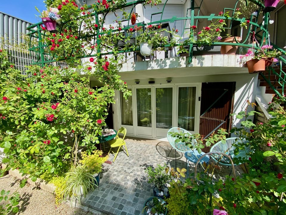 Patio, Facade/entrance