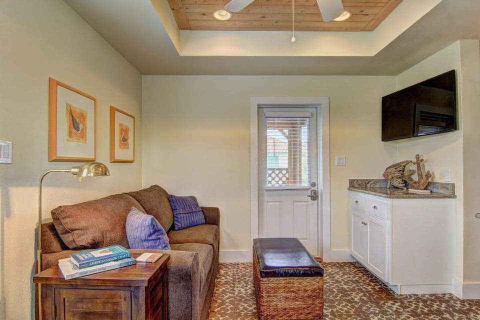 Centrally Located 5 Min to Beach Screen Porch House in Port Aransas