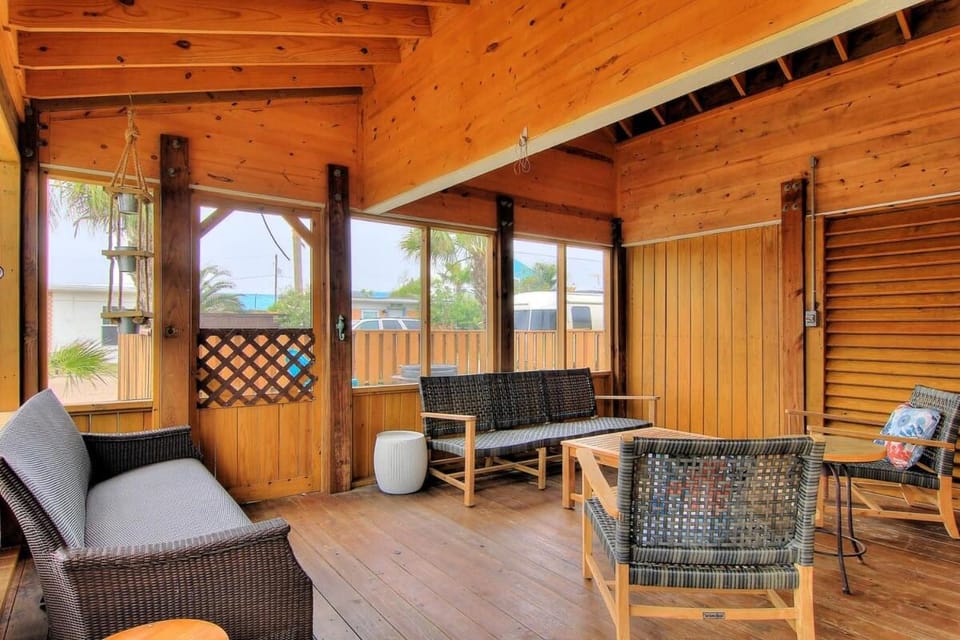 Centrally Located 5 Min to Beach Screen Porch House in Port Aransas