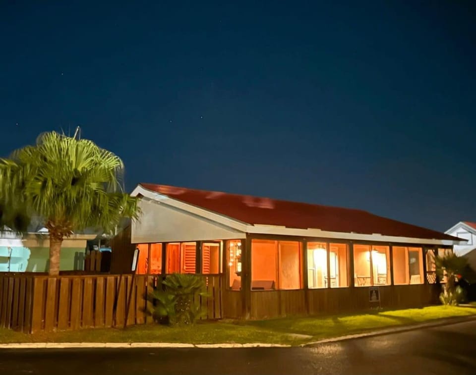 Centrally Located 5 Min to Beach Screen Porch House in Port Aransas