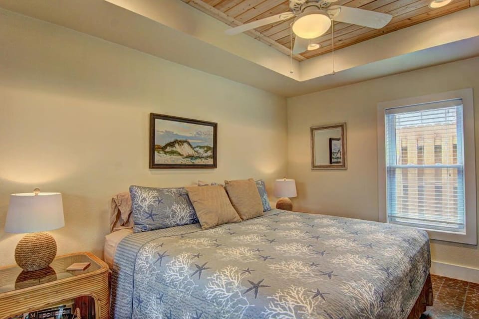 Centrally Located 5 Min to Beach Screen Porch House in Port Aransas