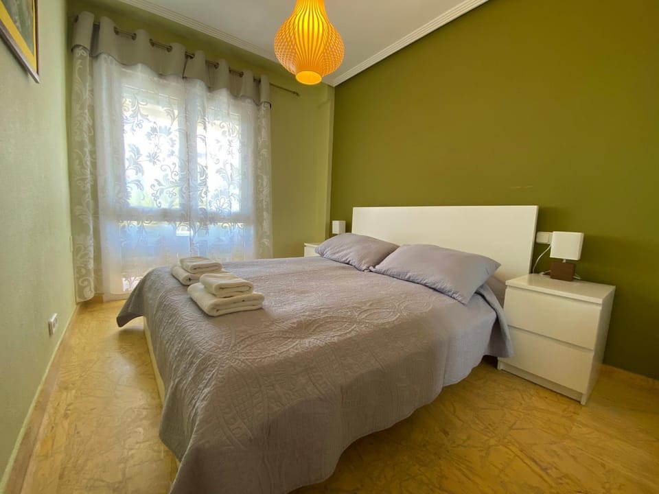 Bed, Bedroom, towels