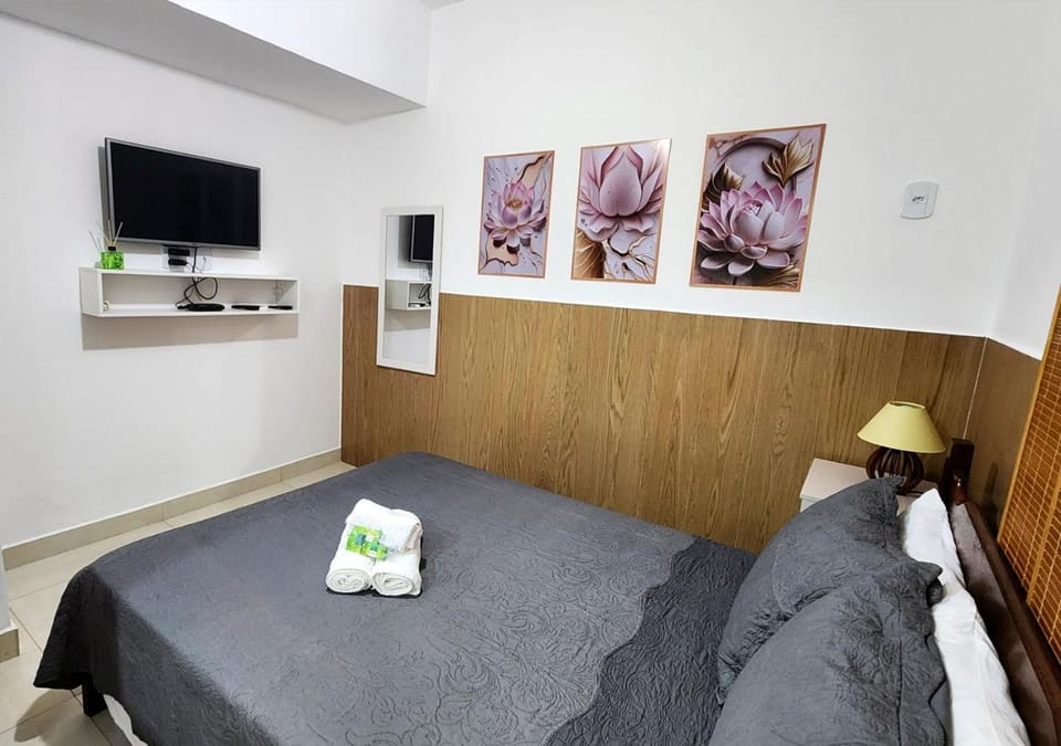 Bed, TV and multimedia, Bedroom
