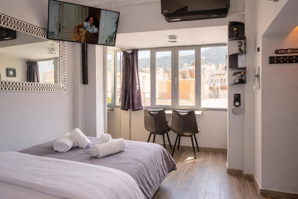 TV and multimedia, Photo of the whole room, Seating area, Bedroom