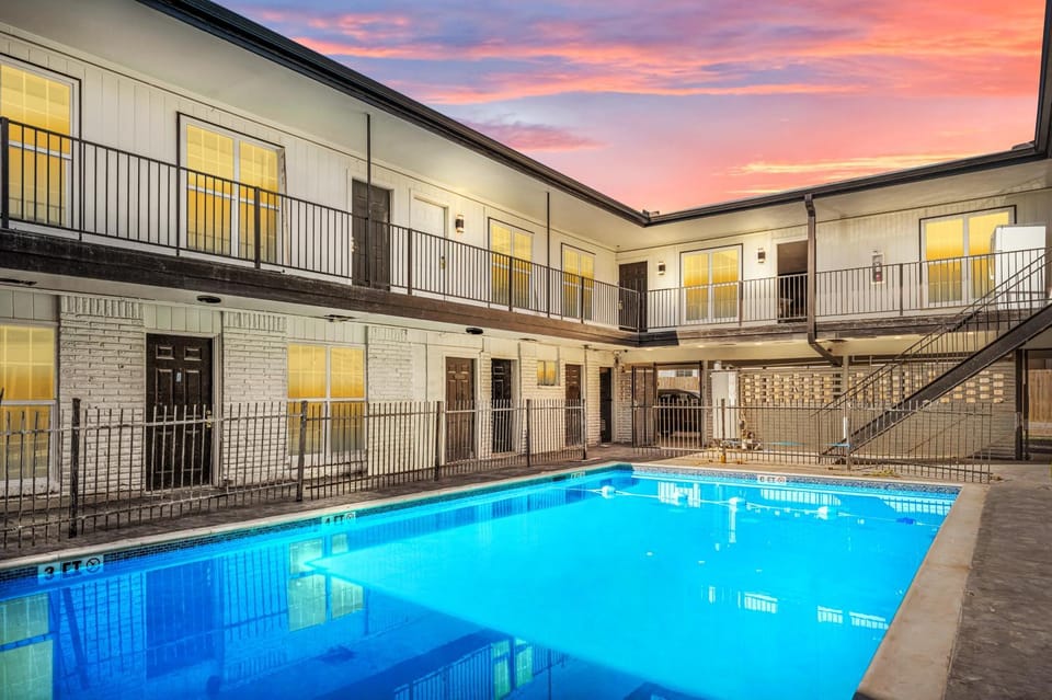 Stylish 2-BR Getaway in Heights with Pool Apartment in Houston