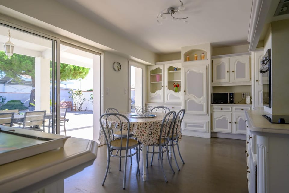 Beautiful family house with a large terrace Villa in Saint-Martin-de-Ré