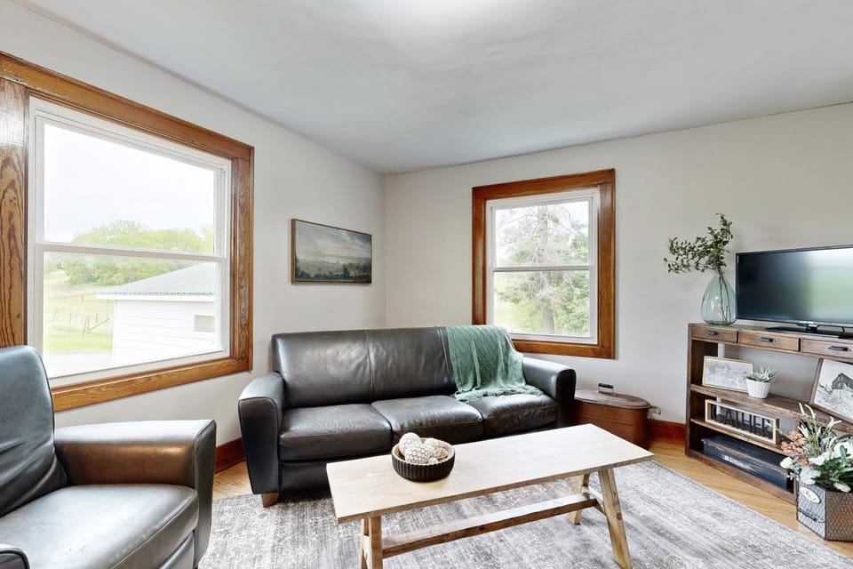Bring Your Pup! Historic Family Home in Darlington House in Wisconsin